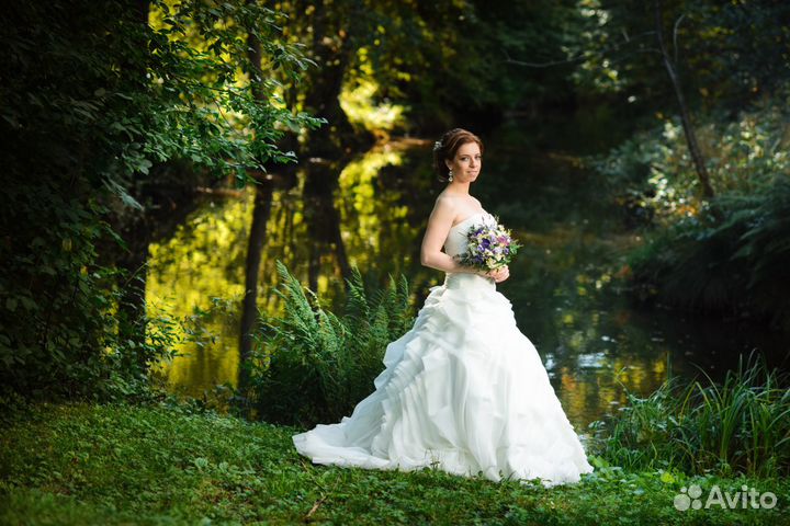 Свадебное платье со шлейфом и розами