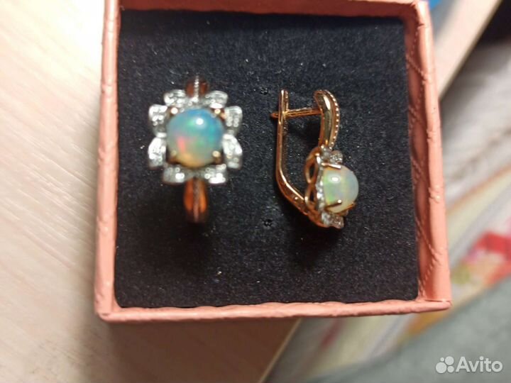 Золотой комплект с бриллиантами и опалами