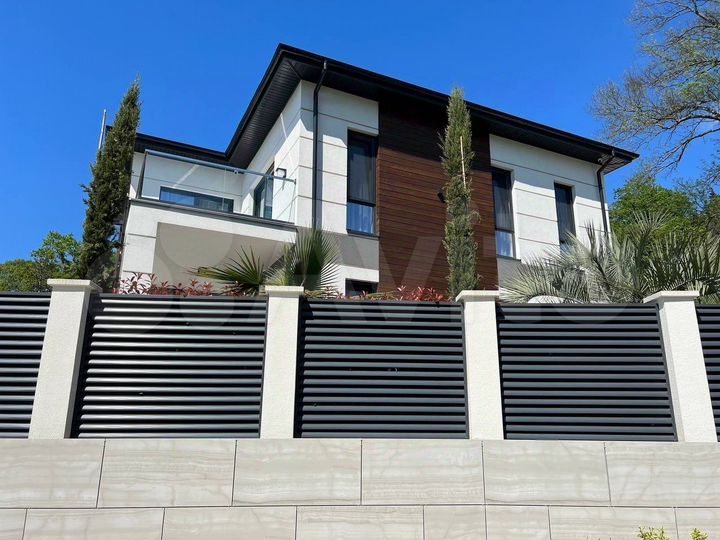 Дом 230 м² на участке 4,5 сот.