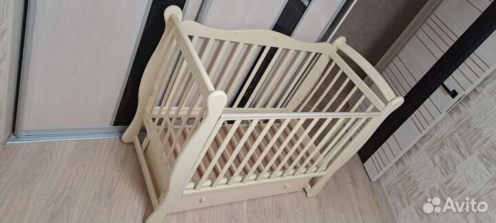 Детская кроватка с маятником