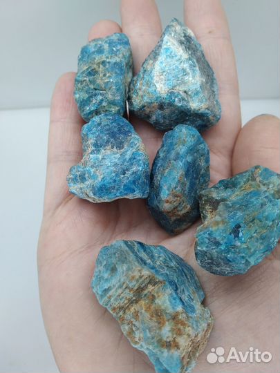 Камень апатит