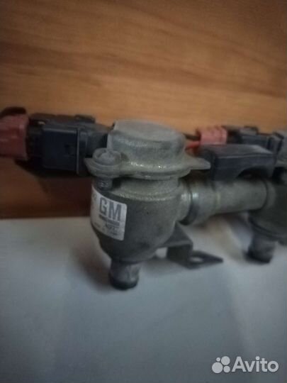 Топливная рампа с форсунками Шевролет Эпика 2л