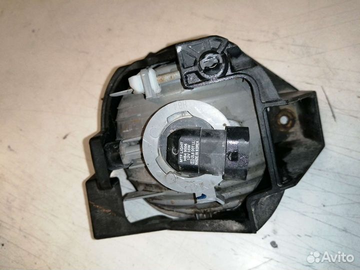 Противотуманная фара левая Toyota Hilux