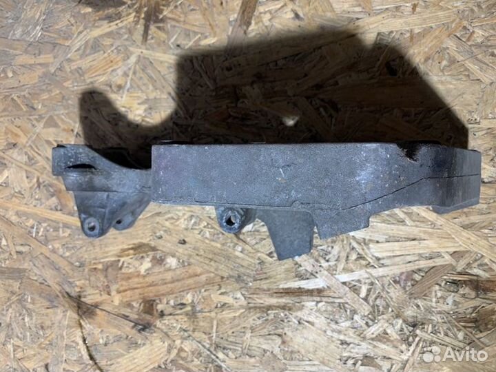 Кронштейн генератора Volkswagen Golf A6 BSE 2009