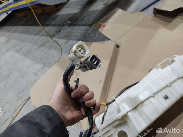 Бачок омывателя на тойоту lk200, Lexus lx570