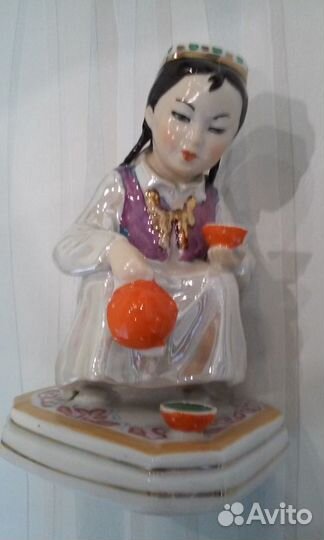 Статуэтка фарфор «Узбечка с чайником» Дулево 1960г