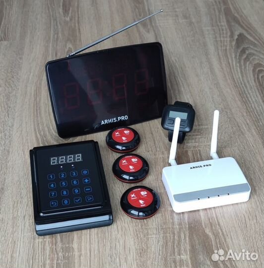 Кнопка вызова персонала, официанта, мастера и часы