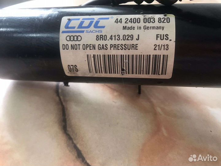 Стойки правая, левая передняя 8R0.413.030 J