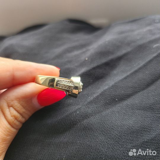 Золотое кольцо с бриллиантом