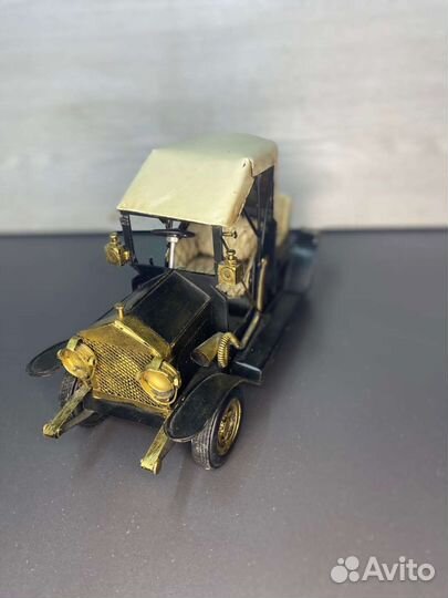 Модель автомобиля из металла