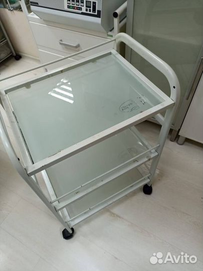 Медицинский столик на колесиках