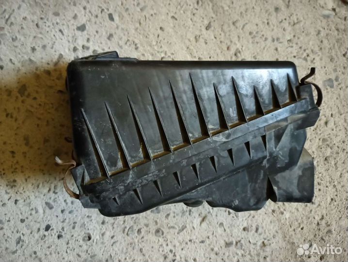 Корпус воздушного фильтра Toyota Avensis t220