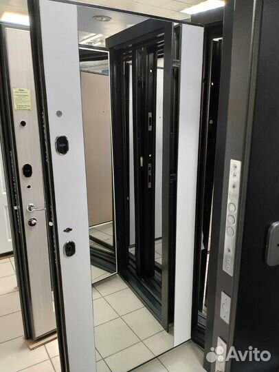 Дверь входная с зеркалом Тайга