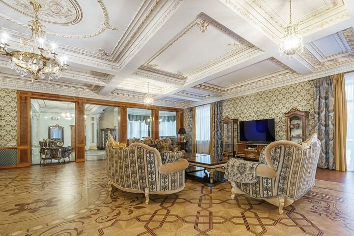 Дом 1500 м² на участке 100 сот.