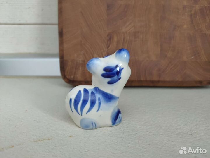 Фарфоровая статуэтка Тигр в стиле гжель