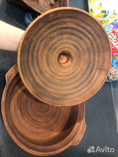 Глиняная тарелка с крышкой