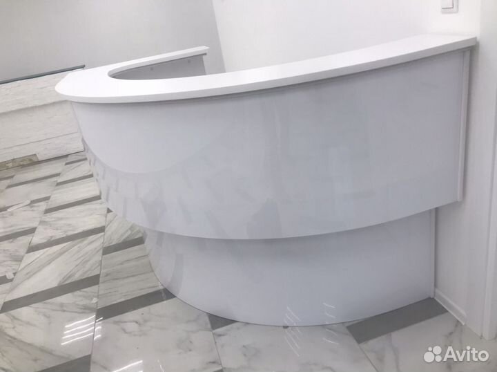 Стойка-Ресепшен. Глянцевый двухуровневый фасад