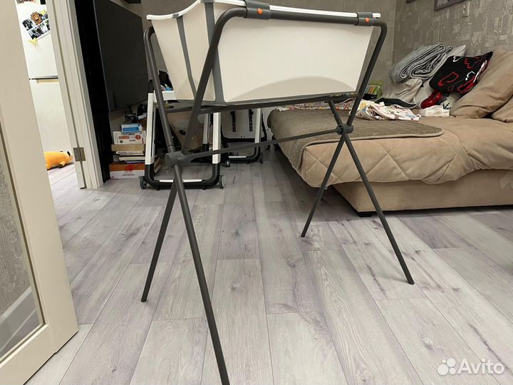 Детская ванночка stokke в комплекте с подставкой