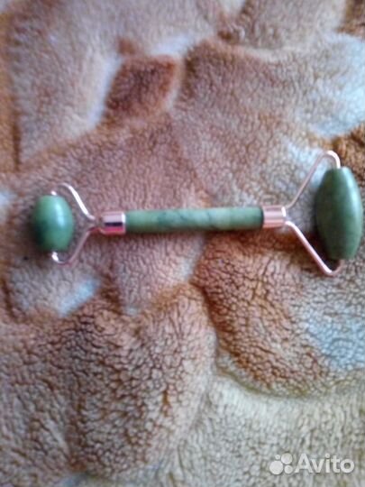 Роликовый массажер для лица из нефрита