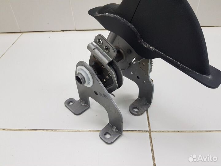 Рычаг стояночного тормоза (Kia Seltos)