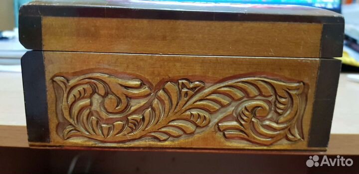 Деревянная резная шкатулка