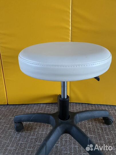 Стул для мастера маникюра