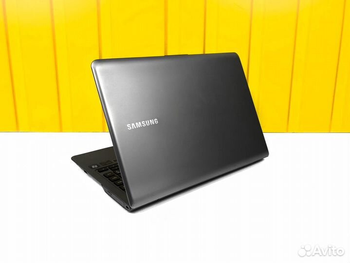 Компактный ноутбук Samsung GeForce GT+Core i3