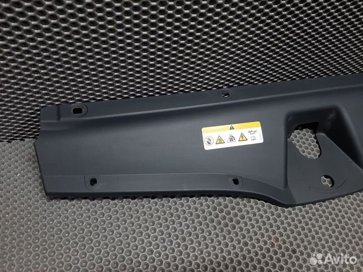 Накладка замка капота Skoda Octavia A8