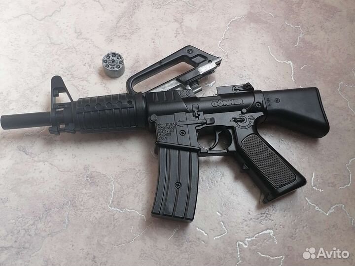 Автомат (М4) стреляет пистонами