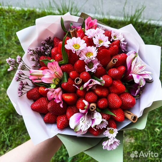 Съедобные букеты из клубники