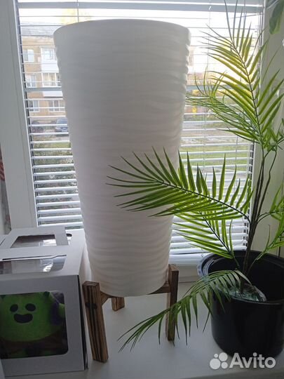 Искусственные цветы в высоких кашпо