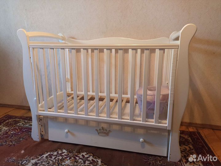 Детская кроватка с универсальным маятником
