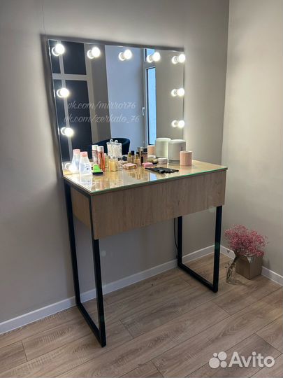 Гримерный стол на металлических опорах