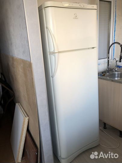Холодильник рабочий indesit