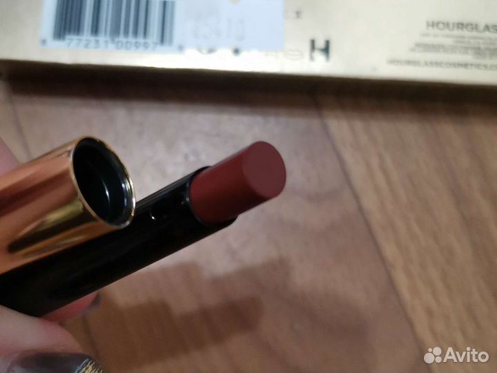 Помада Hourglass