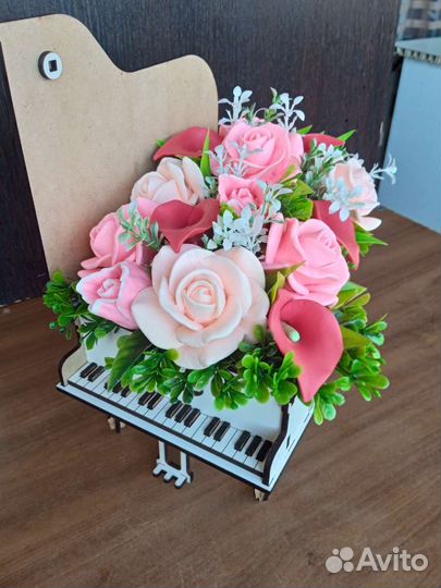 Букет мыла в рояле