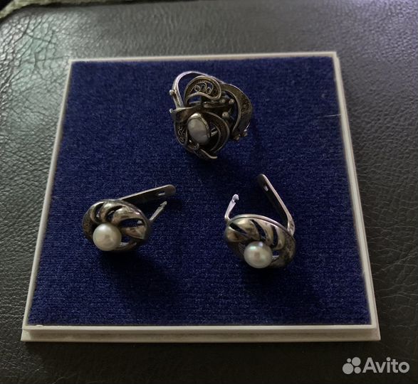 Серебряные серьги и кольцо с жемчугом