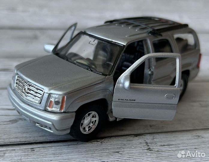 Модель автомобиля cadillac escalade машинка