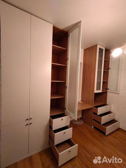 Рабочая зона у окна со шкафом