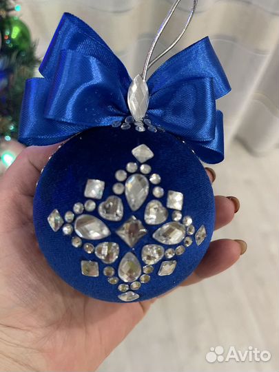 Ёлочные игрушки: шары и сердечки ручной работы