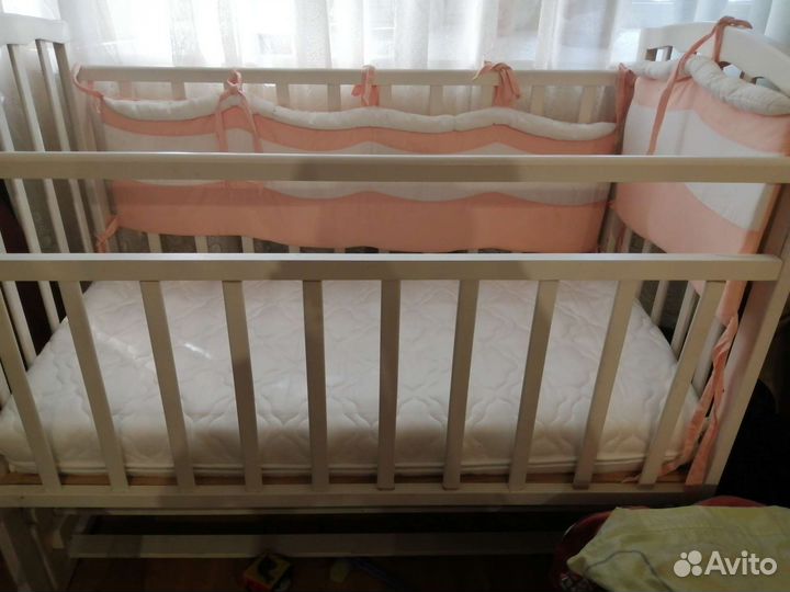 Детская кроватка с маятником белая