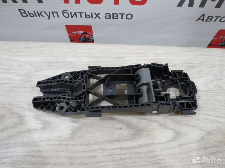 Кронштейн ручки передний правый Volkswagen Polo