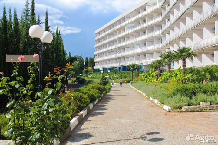 Официант на шведскую линию