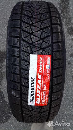 Bridgestone Blizzak DM-V2 235/55 R20 102T