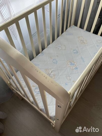 Детская кроватка с маятником