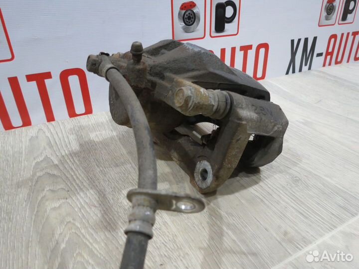 Суппорт передний правый Toyota Camry 55