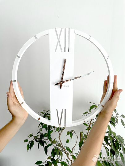 Настенные часы белые