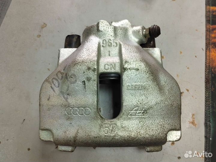 Суппорт передний левый audi 100 C4 A6 C4