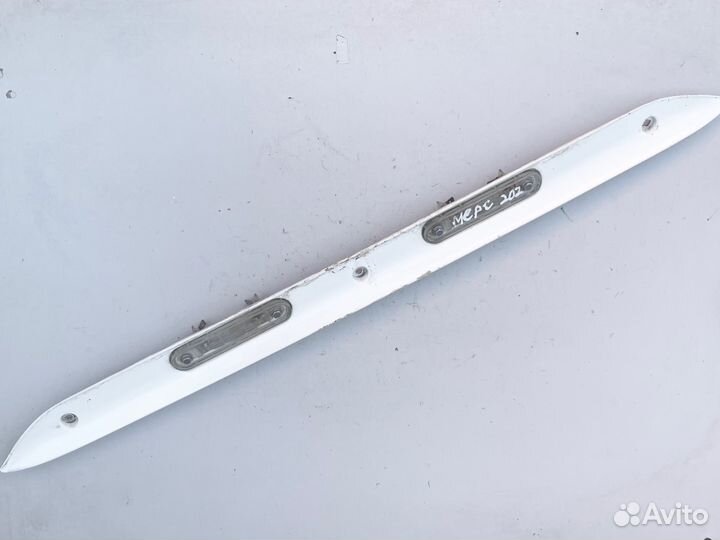 Планка багжника Mercedes W202