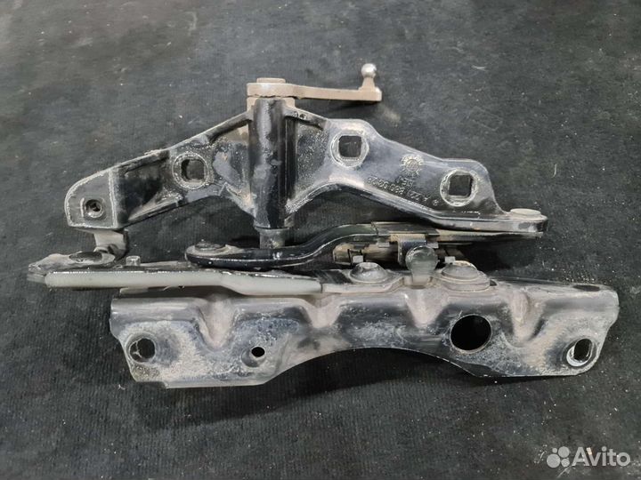 Петля капота левая Mercedes W221